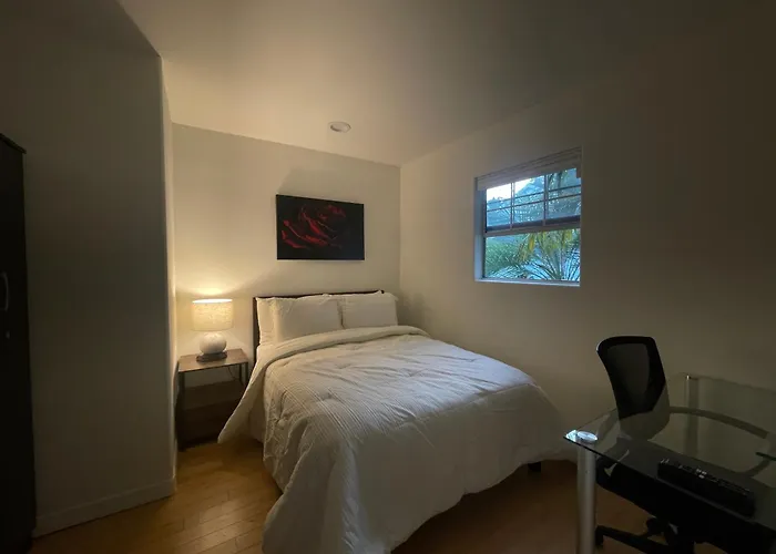 Charming Bright Traditional Home In Sherman Oaks