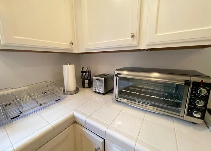 Charming Bright Traditional Home In Sherman Oaks
