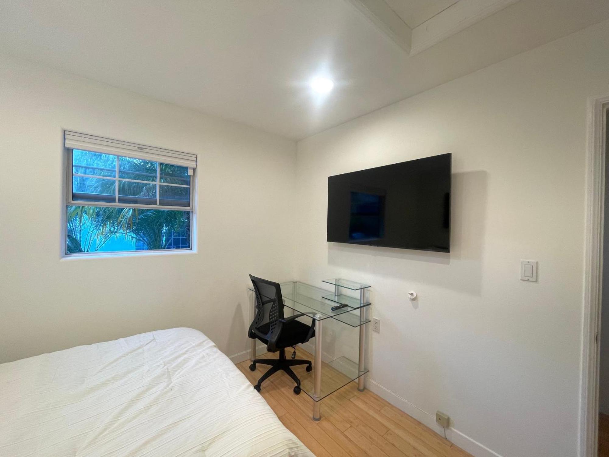 Charming Bright Traditional In Sherman Oaks Homestay