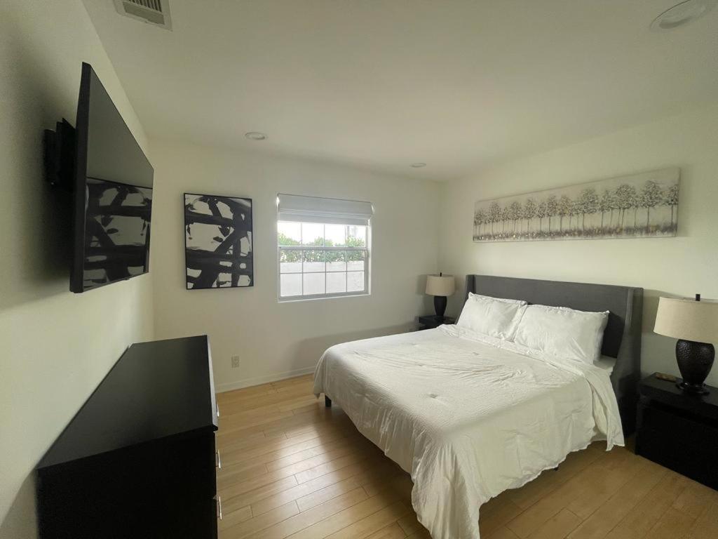 Charming Bright Traditional In Sherman Oaks Homestay