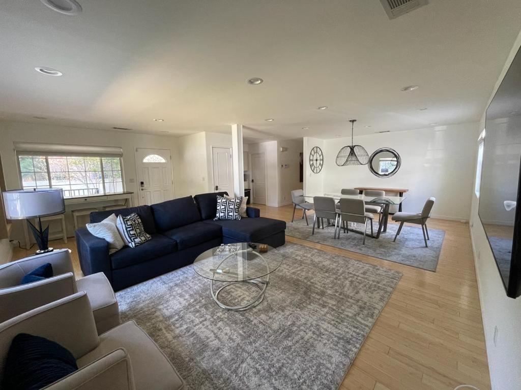 Charming Bright Traditional In Sherman Oaks Séjour chez l'habitant